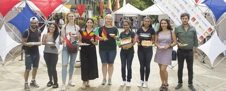 Estudiantes extranjeros adscritos a nuestra Universidad, la Universidad Cooperativa de Colombia y la Universidad del Tolima, tuvieron en el campus Unibagué la experiencia multicultural de compartir e interactuar, con diversas naciones sus sabores y costumbres.